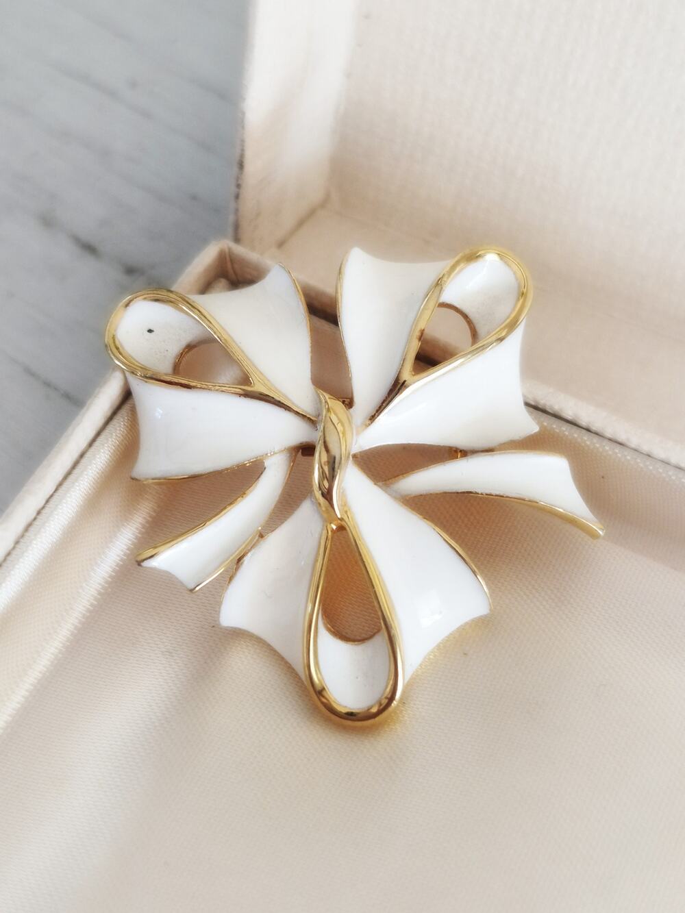 Vintage White and Gold-tone Bow-Tie Pin Brooch